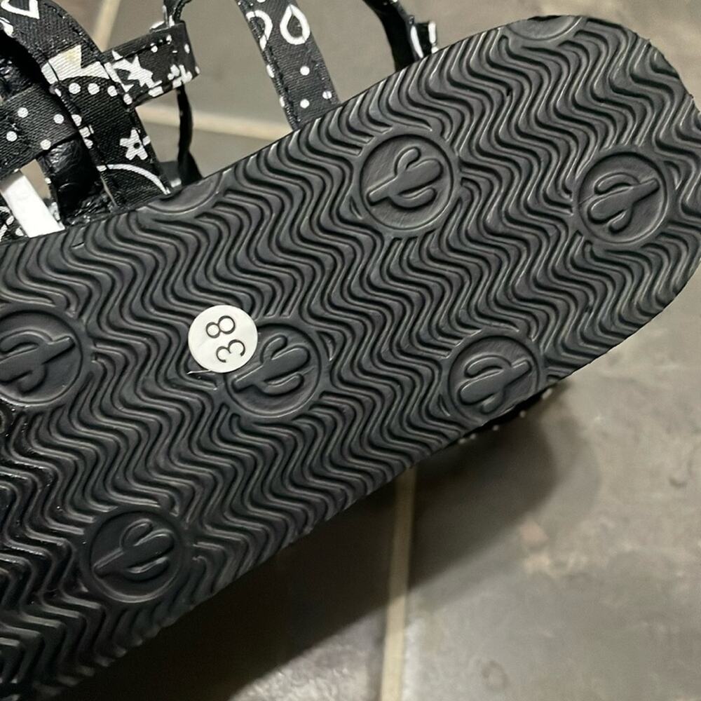 Arizona Love Trekky Sandals Black Bandana Size 8 Retails $200 New - Picture 5 of 8
